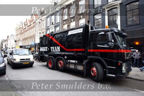 Amsterdam 16 januari 2008
Vuilniswagen van weight watchers rijdt over pc hooftstraat met daarin div afslankboeken waaronder die van Sonja Bakker.