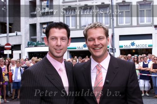 Den Bosch 29 juni 2001
 Albert Verlinden en Onno Hoes trouwen.

Isa Hoes en Antonie Kamerling en hun zoontje Merlijn.