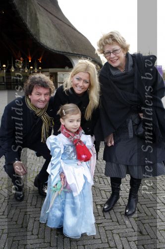 Kaatsheuvel 24 november 2007
Premiere Assepoester in de efteling. Albert West met zijn vrouw en dochter met kleinkind