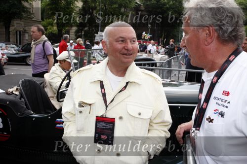 Brescia 15 mei 2008
Start van de Mille Miglia in Brescia. State of art rijdt met 2 porsches mee. 
Yuri Luzhkov de burgemeester van Moskou samen met Albert Westerman