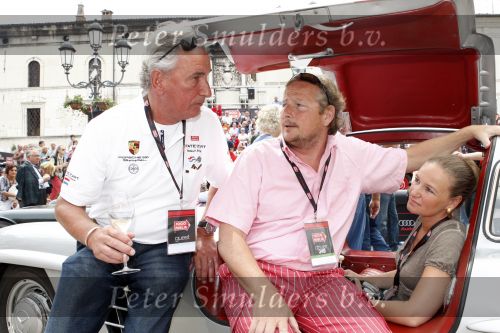 Brescia 15 mei 2008
Start van de Mille Miglia in Brescia. State of art rijdt met 2 porsches mee. 
Luigi Prins met vrouw en Albert Westerman