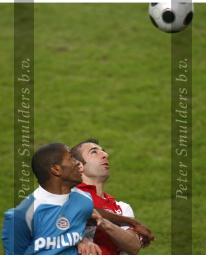 Amsterdam, 30 Januari 2008 Kompetitiewedstrijd AJAX-PSV, eindstand 0-2
Seizoen 2007/2008
Alcides in duel met Kennedy