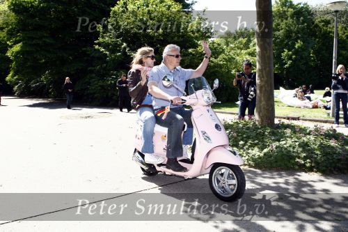 Amsterdam 12 mei 2009
Het blad Grazia organiseert samen met vespa scooters een leuke rally door amsterdam heen. vespa direkteur Alex v d Hof met blond oprichtsters Janneke Droge en Femke v Geffen
Peter Smulders bv