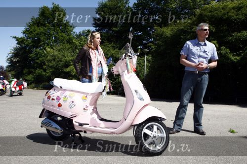Amsterdam 12 mei 2009
Het blad Grazia organiseert samen met vespa scooters een leuke rally door amsterdam heen. vespa direkteur Alex v d Hof met blond oprichtsters Janneke Droge en Femke v Geffen
Peter Smulders bv