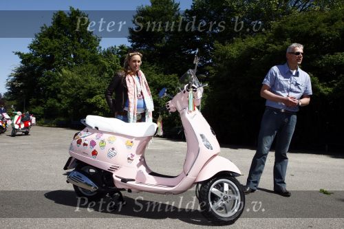 Amsterdam 12 mei 2009
Het blad Grazia organiseert samen met vespa scooters een leuke rally door amsterdam heen. vespa direkteur Alex v d Hof met blond oprichtsters Janneke Droge en Femke v Geffen
Peter Smulders bv