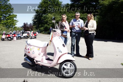 Amsterdam 12 mei 2009
Het blad Grazia organiseert samen met vespa scooters een leuke rally door amsterdam heen. vespa direkteur Alex v d Hof met blond oprichtsters Janneke Droge en Femke v Geffen
Peter Smulders bv