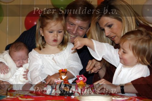 Den Haag 26 juni 2007
Fotomoment met Prins Willem Alexander Maxima Prinses Amalia Alexia en Ariane bij de koninklijke stallen. Prinses Alexia viert haar 2e verjaardag.