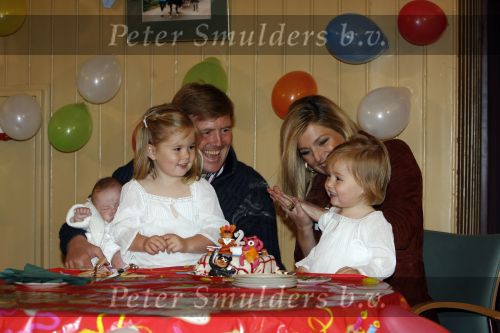 Den Haag 26 juni 2007
Fotomoment met Prins Willem Alexander Maxima Prinses Amalia Alexia en Ariane bij de koninklijke stallen. Prinses Alexia viert haar 2e verjaardag.