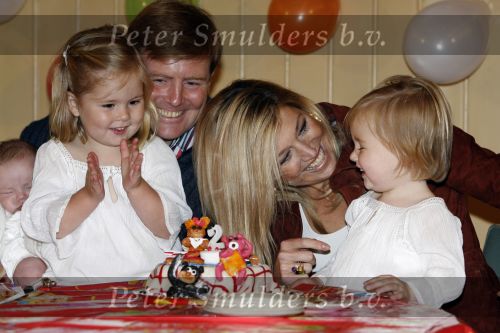 Den Haag 26 juni 2007
Fotomoment met Prins Willem Alexander Maxima Prinses Amalia Alexia en Ariane bij de koninklijke stallen. Prinses Alexia viert haar 2e verjaardag.