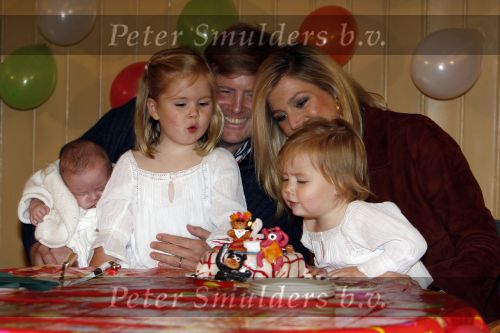 Den Haag 26 juni 2007
Fotomoment met Prins Willem Alexander Maxima Prinses Amalia Alexia en Ariane bij de koninklijke stallen. Prinses Alexia viert haar 2e verjaardag.