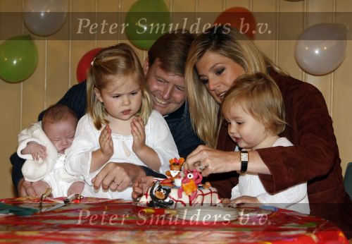 Den Haag 26 juni 2007
Fotomoment met Prins Willem Alexander Maxima Prinses Amalia Alexia en Ariane bij de koninklijke stallen. Prinses Alexia viert haar 2e verjaardag.