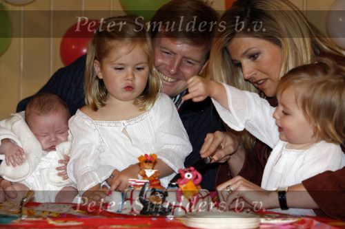 Den Haag 26 juni 2007
Fotomoment met Prins Willem Alexander Maxima Prinses Amalia Alexia en Ariane bij de koninklijke stallen. Prinses Alexia viert haar 2e verjaardag.