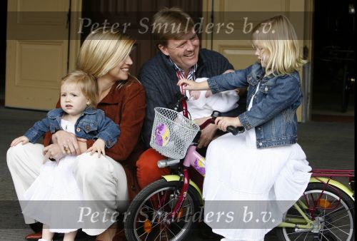 Den Haag 26 juni 2007
Fotomoment met Prins Willem Alexander Maxima Prinses Amalia Alexia en Ariane bij de koninklijke stallen. Prinses Alexia viert haar 2e verjaardag.