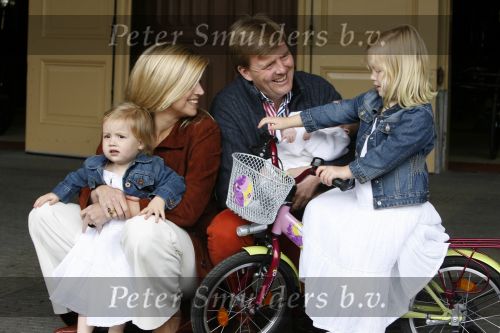 Den Haag 26 juni 2007
Fotomoment met Prins Willem Alexander Maxima Prinses Amalia Alexia en Ariane bij de koninklijke stallen. Prinses Alexia viert haar 2e verjaardag.
