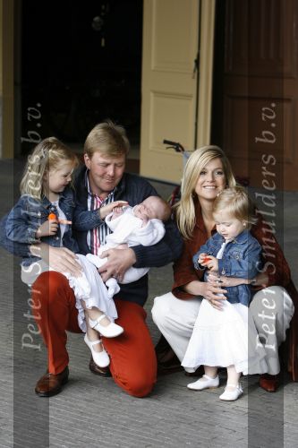Den Haag 26 juni 2007
Fotomoment met Prins Willem Alexander Maxima Prinses Amalia Alexia en Ariane bij de koninklijke stallen. Prinses Alexia viert haar 2e verjaardag.