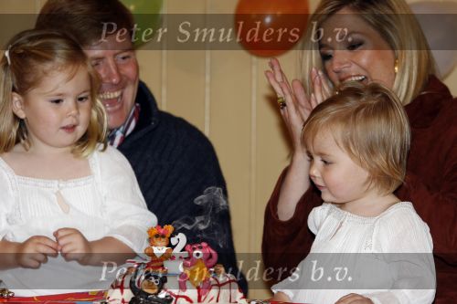 Den Haag 26 juni 2007
Fotomoment met Prins Willem Alexander Maxima Prinses Amalia Alexia en Ariane bij de koninklijke stallen. Prinses Alexia viert haar 2e verjaardag.