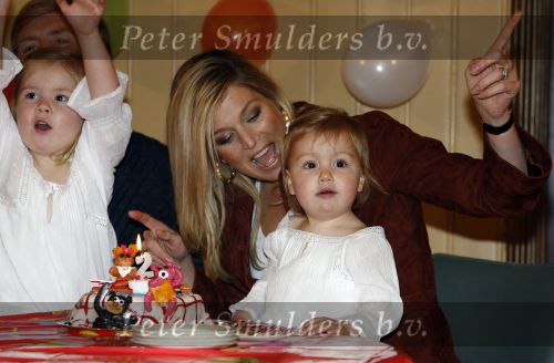 Den Haag 26 juni 2007
Fotomoment met Prins Willem Alexander Maxima Prinses Amalia Alexia en Ariane bij de koninklijke stallen. Prinses Alexia viert haar 2e verjaardag.