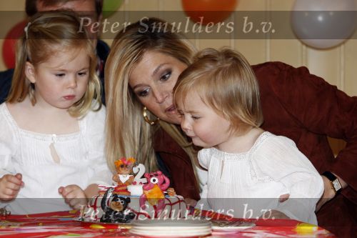 Den Haag 26 juni 2007
Fotomoment met Prins Willem Alexander Maxima Prinses Amalia Alexia en Ariane bij de koninklijke stallen. Prinses Alexia viert haar 2e verjaardag.
