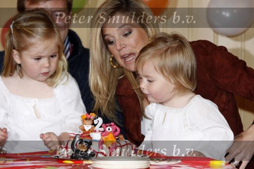Den Haag 26 juni 2007
Fotomoment met Prins Willem Alexander Maxima Prinses Amalia Alexia en Ariane bij de koninklijke stallen. Prinses Alexia viert haar 2e verjaardag.