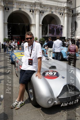Brescia 15 mei 2008
Start van de Mille Miglia in Brescia. State of art rijdt met 2 porsches mee. 
Allard Kalff