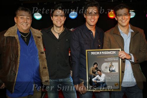 Volendam 18 januari 2007
Nick en Simon met Jaap Buijs en Aloys Buijs met gouden cd.