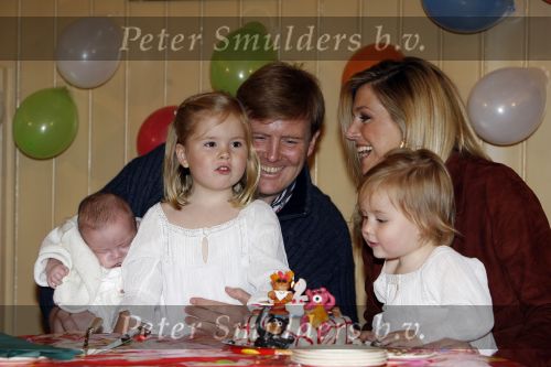 Den Haag 26 juni 2007
Fotomoment met Prins Willem Alexander Maxima Prinses Amalia Alexia en Ariane bij de koninklijke stallen. Prinses Alexia viert haar 2e verjaardag.