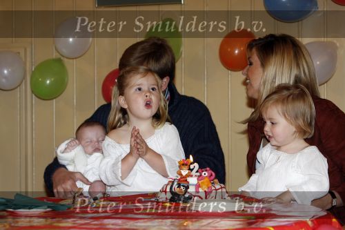 Den Haag 26 juni 2007
Fotomoment met Prins Willem Alexander Maxima Prinses Amalia Alexia en Ariane bij de koninklijke stallen. Prinses Alexia viert haar 2e verjaardag.