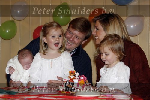Den Haag 26 juni 2007
Fotomoment met Prins Willem Alexander Maxima Prinses Amalia Alexia en Ariane bij de koninklijke stallen. Prinses Alexia viert haar 2e verjaardag.