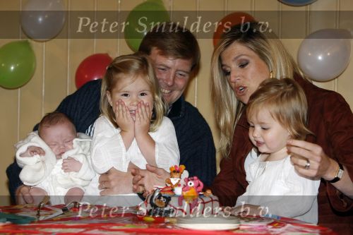 Den Haag 26 juni 2007
Fotomoment met Prins Willem Alexander Maxima Prinses Amalia Alexia en Ariane bij de koninklijke stallen. Prinses Alexia viert haar 2e verjaardag.