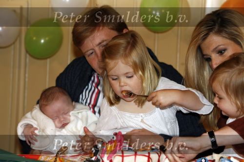 Den Haag 26 juni 2007
Fotomoment met Prins Willem Alexander Maxima Prinses Amalia Alexia en Ariane bij de koninklijke stallen. Prinses Alexia viert haar 2e verjaardag.