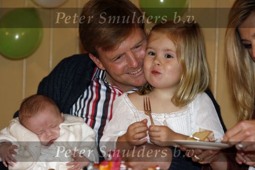 Den Haag 26 juni 2007
Fotomoment met Prins Willem Alexander Maxima Prinses Amalia Alexia en Ariane bij de koninklijke stallen. Prinses Alexia viert haar 2e verjaardag.