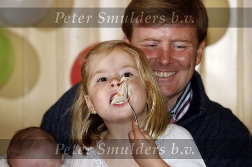 Den Haag 26 juni 2007
Fotomoment met Prins Willem Alexander Maxima Prinses Amalia Alexia en Ariane bij de koninklijke stallen. Prinses Alexia viert haar 2e verjaardag.