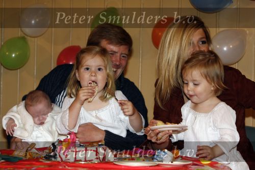 Den Haag 26 juni 2007
Fotomoment met Prins Willem Alexander Maxima Prinses Amalia Alexia en Ariane bij de koninklijke stallen. Prinses Alexia viert haar 2e verjaardag.