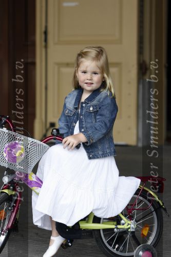 Den Haag 26 juni 2007
Fotomoment met Prins Willem Alexander Maxima Prinses Amalia Alexia en Ariane bij de koninklijke stallen. Prinses Alexia viert haar 2e verjaardag.