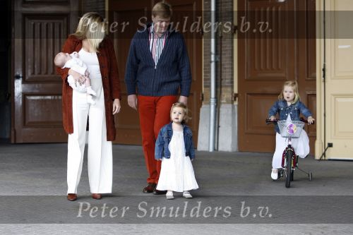 Den Haag 26 juni 2007
Fotomoment met Prins Willem Alexander Maxima Prinses Amalia Alexia en Ariane bij de koninklijke stallen. Prinses Alexia viert haar 2e verjaardag.