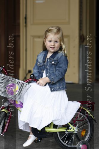 Den Haag 26 juni 2007
Fotomoment met Prins Willem Alexander Maxima Prinses Amalia Alexia en Ariane bij de koninklijke stallen. Prinses Alexia viert haar 2e verjaardag.