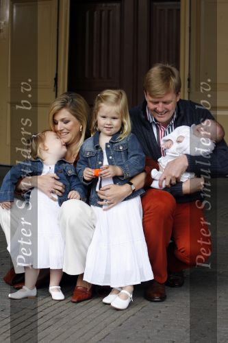 Den Haag 26 juni 2007
Fotomoment met Prins Willem Alexander Maxima Prinses Amalia Alexia en Ariane bij de koninklijke stallen. Prinses Alexia viert haar 2e verjaardag.