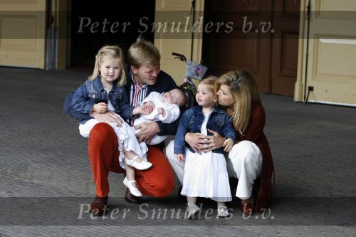 Den Haag 26 juni 2007
Fotomoment met Prins Willem Alexander Maxima Prinses Amalia Alexia en Ariane bij de koninklijke stallen. Prinses Alexia viert haar 2e verjaardag.