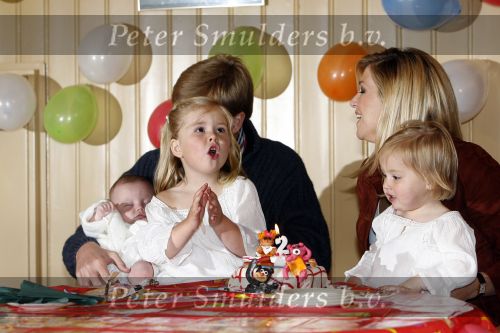 Den Haag 26 juni 2007
Fotomoment met Prins Willem Alexander Maxima Prinses Amalia Alexia en Ariane bij de koninklijke stallen. Prinses Alexia viert haar 2e verjaardag.