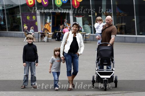 Amsterdam 15 juli 2008
Amanda Krabbe met Bickel Michel Yasmijn Achilles en vader Kees op straat.