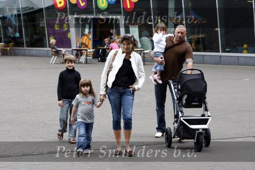 Amsterdam 15 juli 2008
Amanda Krabbe met Bickel Michel Yasmijn Achilles en vader Kees op straat.