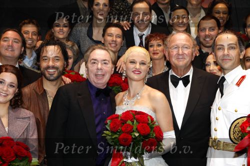 Rotterdam 16 december 2007
Premiere Evita in het nieuwe Luxor met oa Stanley Burleson Brigitte Heitzer en Roberto de GRoot. Andrew Lloyd Webber en Pieter v Vollenhoven zijn daarbij aanwezig. Joop v d Ende