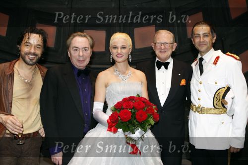 Rotterdam 16 december 2007
Premiere Evita in het nieuwe Luxor met oa Stanley Burleson Brigitte Heitzer en Roberto de GRoot. Andrew Lloyd Webber en Pieter v Vollenhoven zijn daarbij aanwezig.
