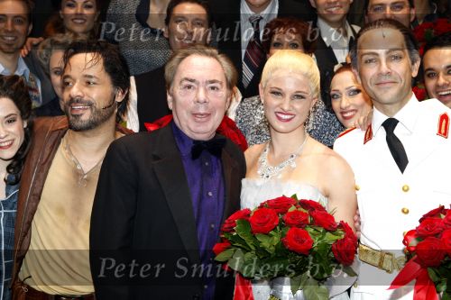 Rotterdam 16 december 2007
Premiere Evita in het nieuwe Luxor met oa Stanley Burleson Brigitte Heitzer en Roberto de GRoot. Andrew Lloyd Webber en Pieter v Vollenhoven zijn daarbij aanwezig.