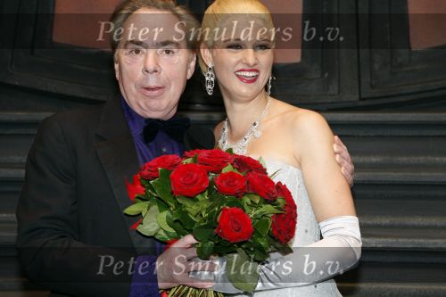 Rotterdam 16 december 2007
Premiere Evita in het nieuwe Luxor met oa Stanley Burleson Brigitte Heitzer en Roberto de GRoot. Andrew Lloyd Webber en Pieter v Vollenhoven zijn daarbij aanwezig.