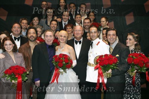 Rotterdam 16 december 2007
Premiere Evita in het nieuwe Luxor met oa Stanley Burleson Brigitte Heitzer en Roberto de GRoot. Andrew Lloyd Webber en Pieter v Vollenhoven zijn daarbij aanwezig.