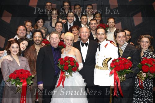Rotterdam 16 december 2007
Premiere Evita in het nieuwe Luxor met oa Stanley Burleson Brigitte Heitzer en Roberto de GRoot. Andrew Lloyd Webber en Pieter v Vollenhoven zijn daarbij aanwezig. Joop v d Ende