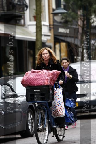 Amsterdam 4 aspril 2009
Angela Groothuizen met fiets vol boodschappen op de cornelis schuytstraat. Angela steekt haar tong uit.
Peter Smulders bv