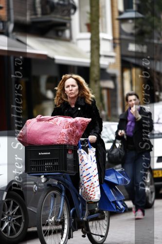 Amsterdam 4 aspril 2009
Angela Groothuizen met fiets vol boodschappen op de cornelis schuytstraat. Angela steekt haar tong uit.
Peter Smulders bv