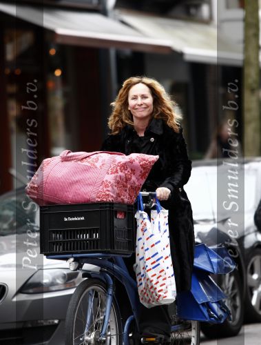 Amsterdam 4 aspril 2009
Angela Groothuizen met fiets vol boodschappen op de cornelis schuytstraat. Angela steekt haar tong uit.
Peter Smulders bv
